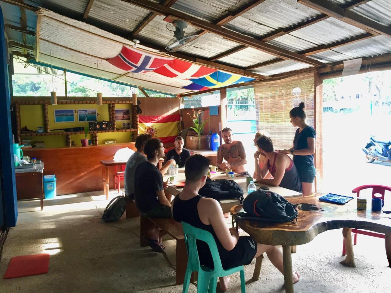 Fat Monkey Hostel Coron Exterior foto